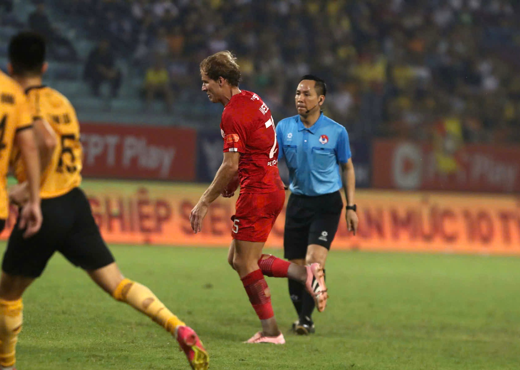 V.League và bài toán trọng tài: Sai một ly, mất niềm tin
