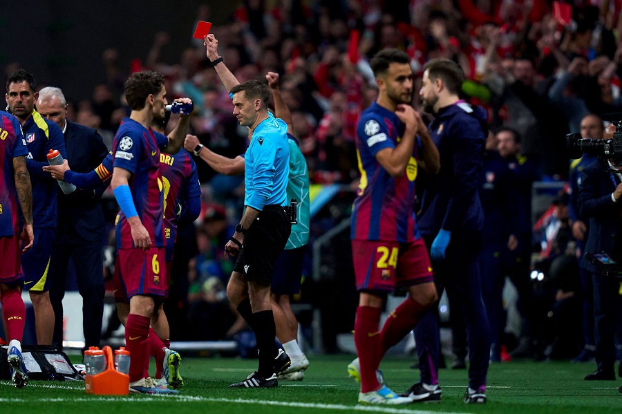 Lời nguyền châu Âu tiếp tục đeo bám Barcelona với việc các trung vệ bị đuổi khỏi sân Lời nguyền châu Âu tiếp tục đeo bám Barcelona với việc các trung vệ bị đuổi khỏi sân