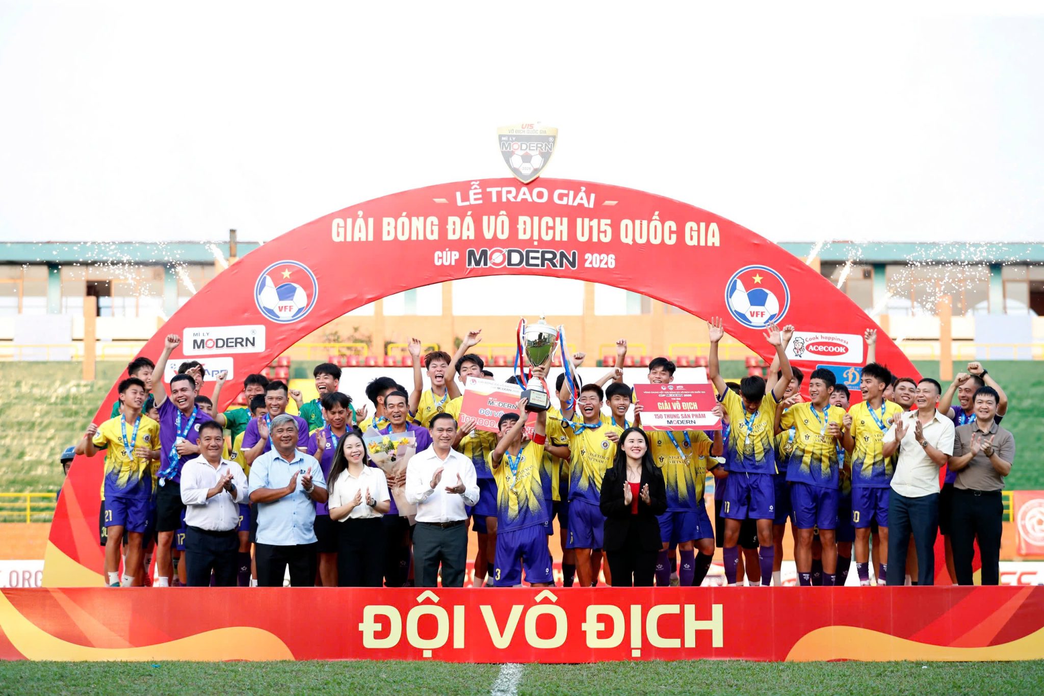 Bàn thắng phút 80 định đoạt ngôi vương, U15 Hà Nội I lần đầu vô địch quốc gia Bàn thắng phút 80 định đoạt ngôi vương, U15 Hà Nội I lần đầu vô địch quốc gia