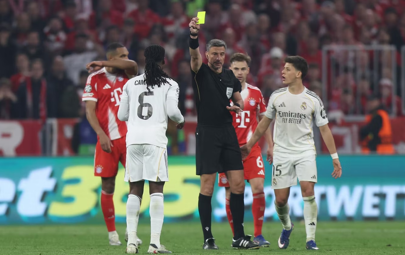 Thẻ đỏ tranh cãi của Camavinga khiến Real Madrid trút giận vào trọng tài