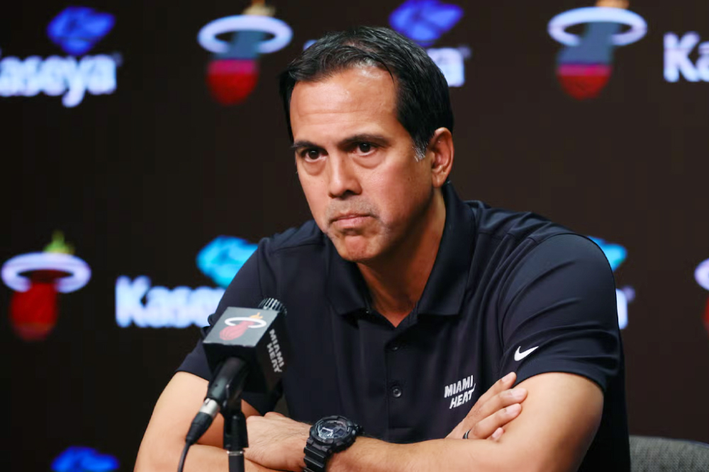 HLV Erik Spoelstra nổi đi&ecirc;n: 