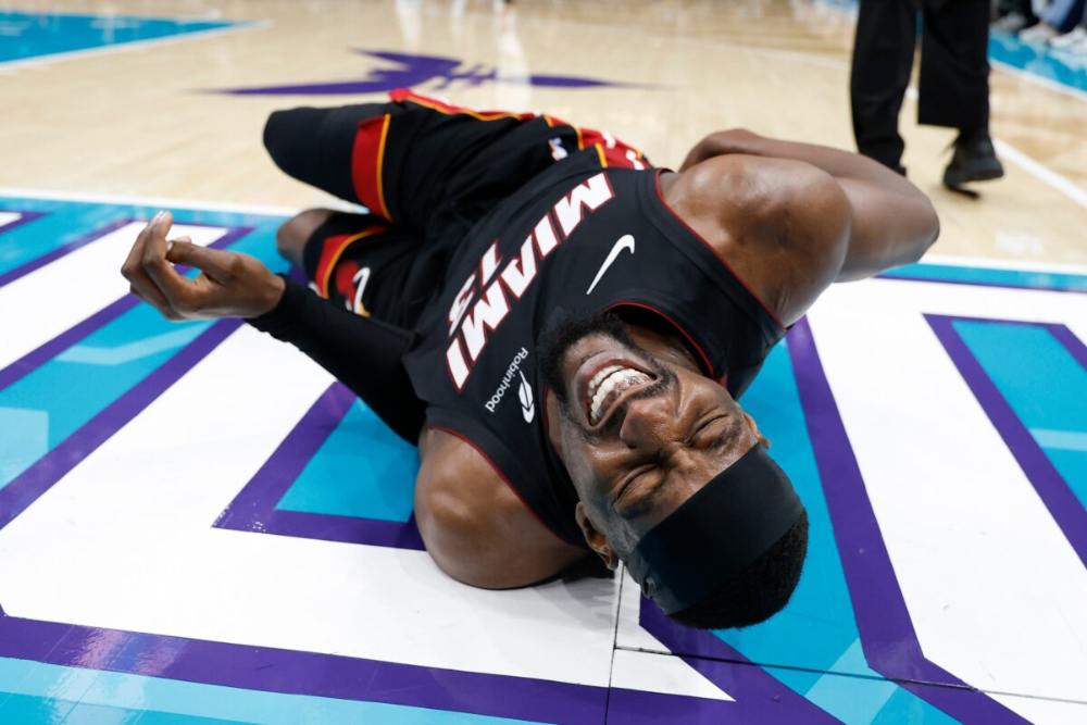 Nguy cơ vỡ xương cụt: Bác sĩ phân tích chấn thương của Bam Adebayo sau pha tiểu xảo của LaMelo Ball