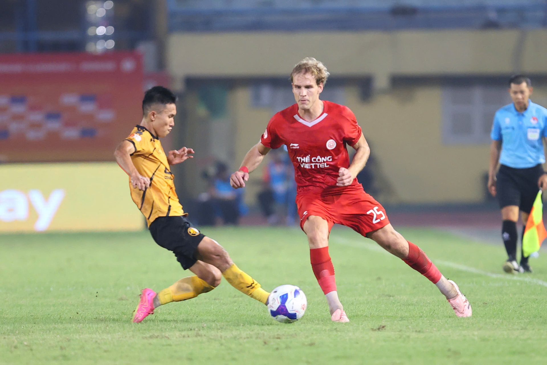 Ba CLB V.League bị phạt v&igrave; &ldquo;mưa thẻ v&agrave;ng&rdquo; ở v&ograve;ng 18