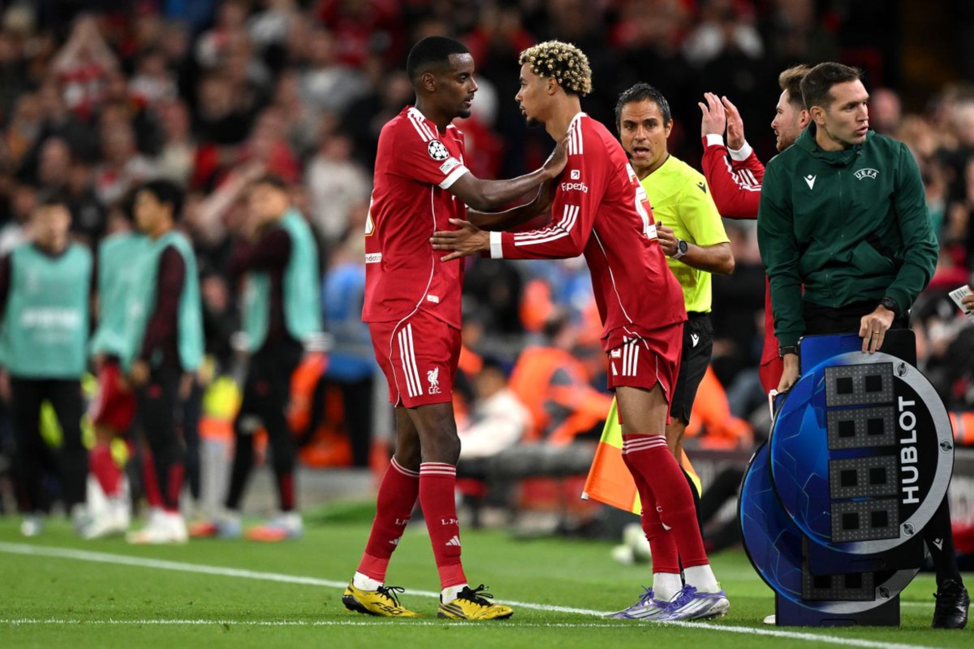 Isak-Ekitike: Bộ đôi trị giá 240 triệu euro "bị nguyền rủa" tại Liverpool