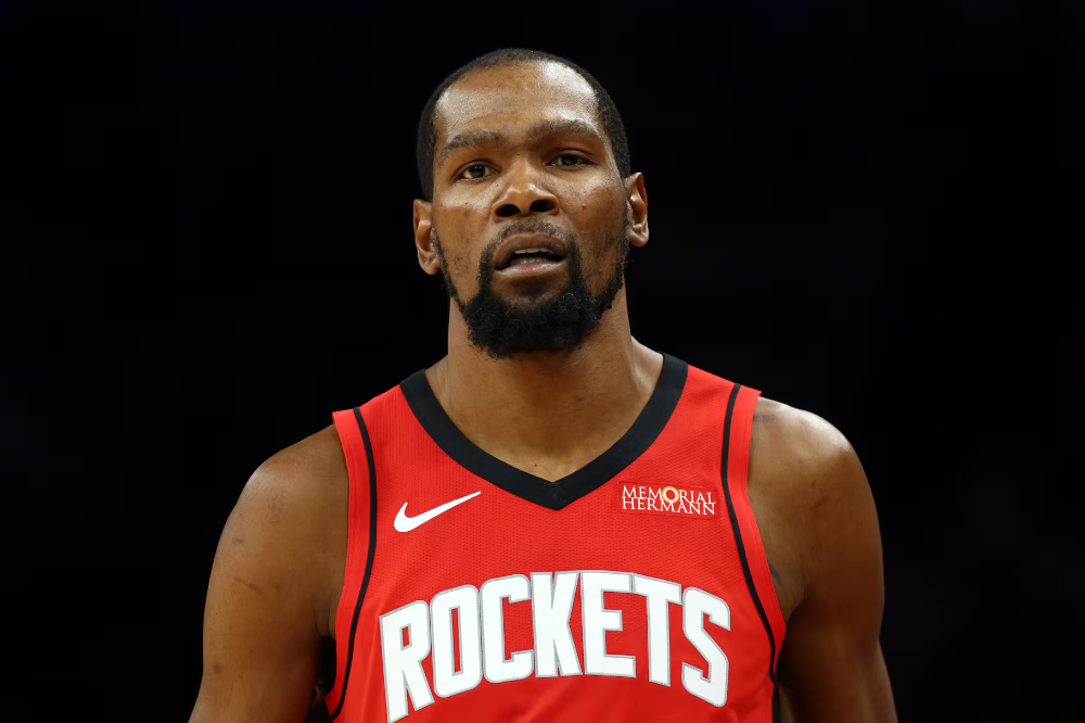 Ngôi sao Rockets Kevin Durant vắng mặt tại Game 1 vì pha va chạm lãng xẹt với đồng đội