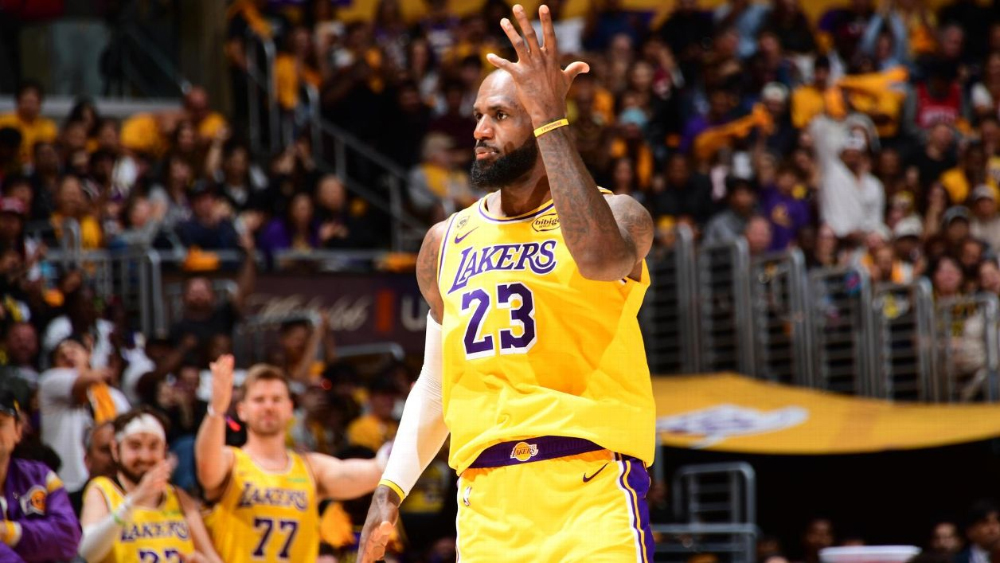 Không có Doncic và Reaves, LeBron James hóa "cỗ máy kiến tạo" xô đổ kỷ lục NBA Playoffs