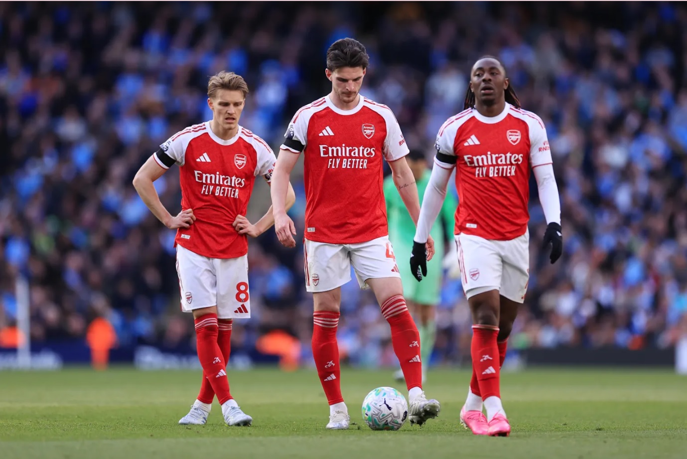 Sự sụp đổ thảm hại của Arsenal được phơi bày dù từng có 97,6% cơ hội vô địch