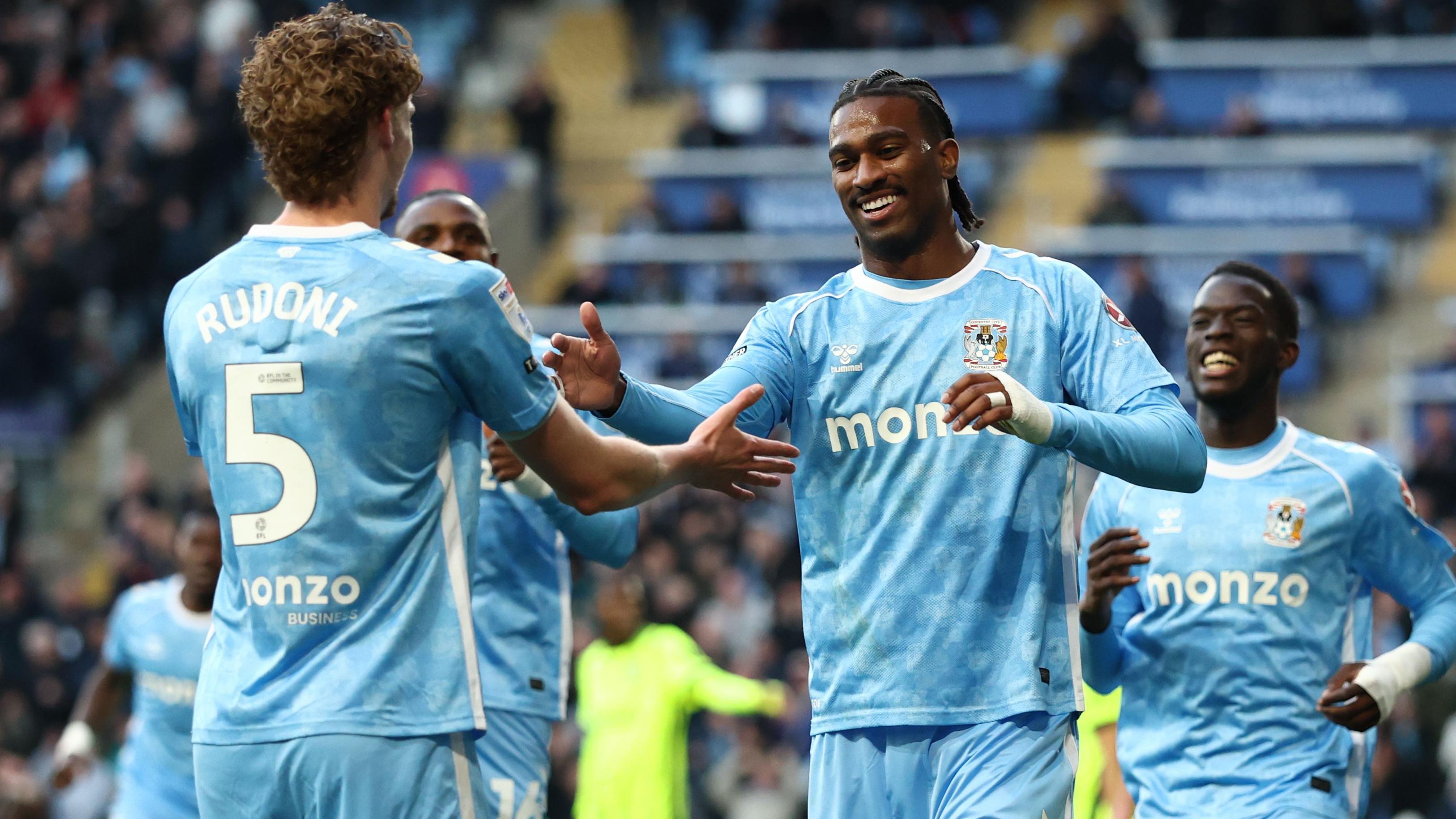 Sau khi lên hạng, Coventry City giành luôn chức vô địch Championship Sau khi lên hạng, Coventry City giành luôn chức vô địch Championship