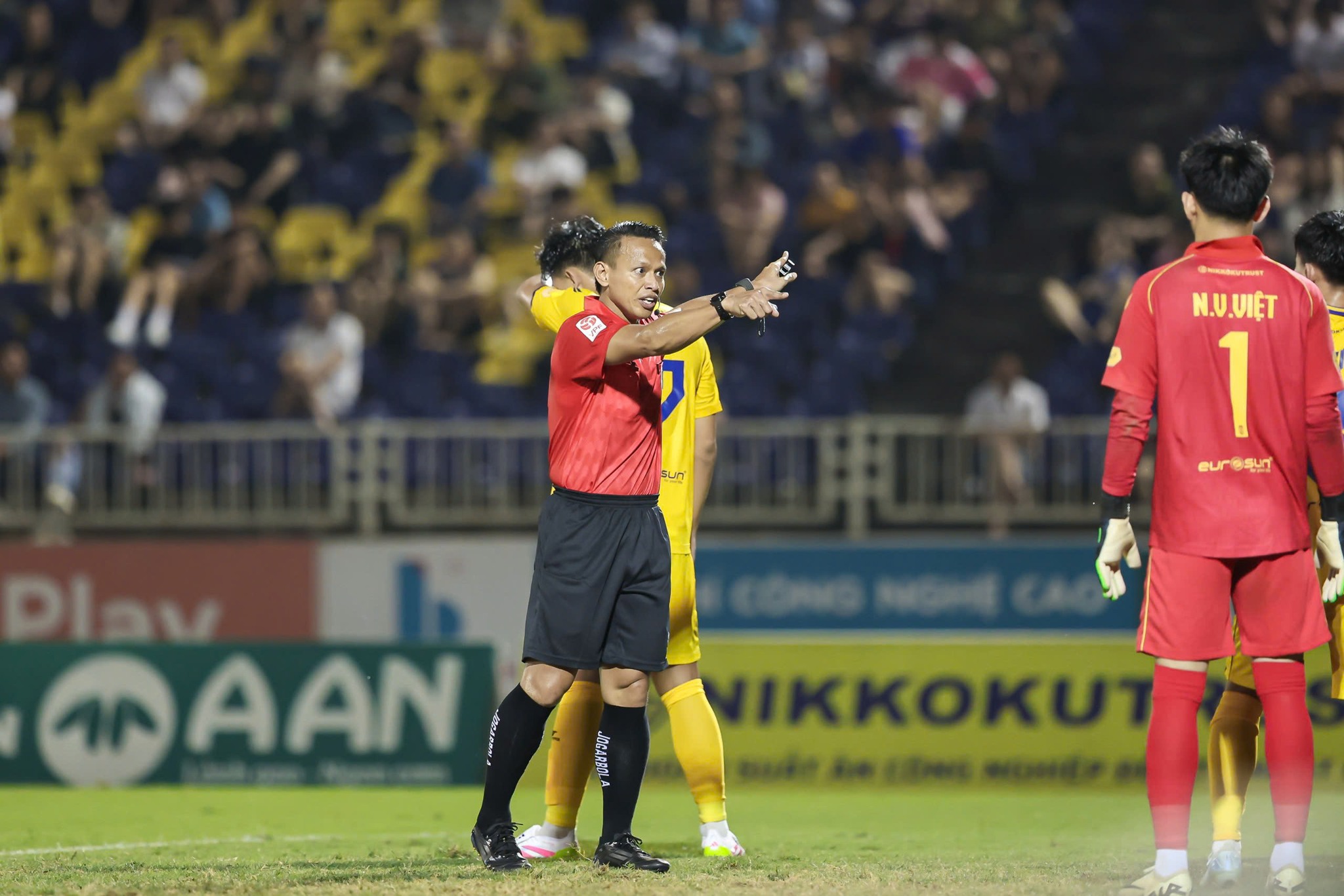 Trọng tài Malaysia bắt “chung kết ngược” Thanh Hóa vs PVF-CAND