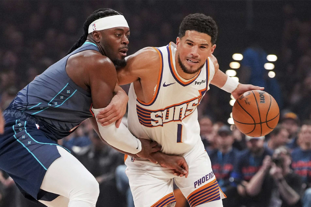 Trút giận lên tổ trọng tài, Devin Booker nhận án phạt 35.000 USD từ NBA