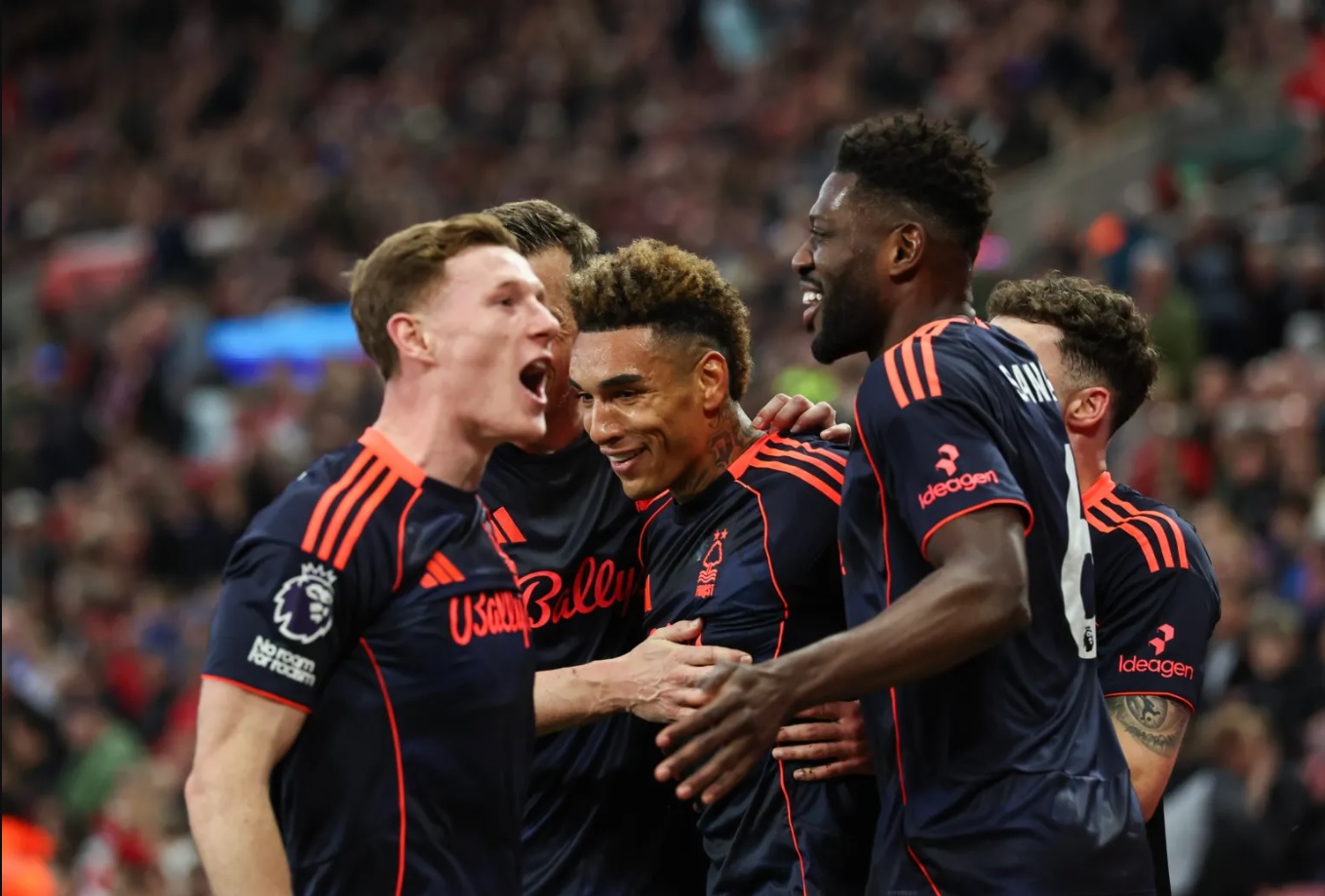 Nottingham ghi 4 bàn trong 20 phút khiến Tottenham và West Ham run sợ