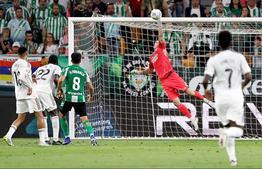 Thủ môn cứu thua 5 lần, Real Madrid vẫn không giữ sạch lưới 10 trận liên tiếp
