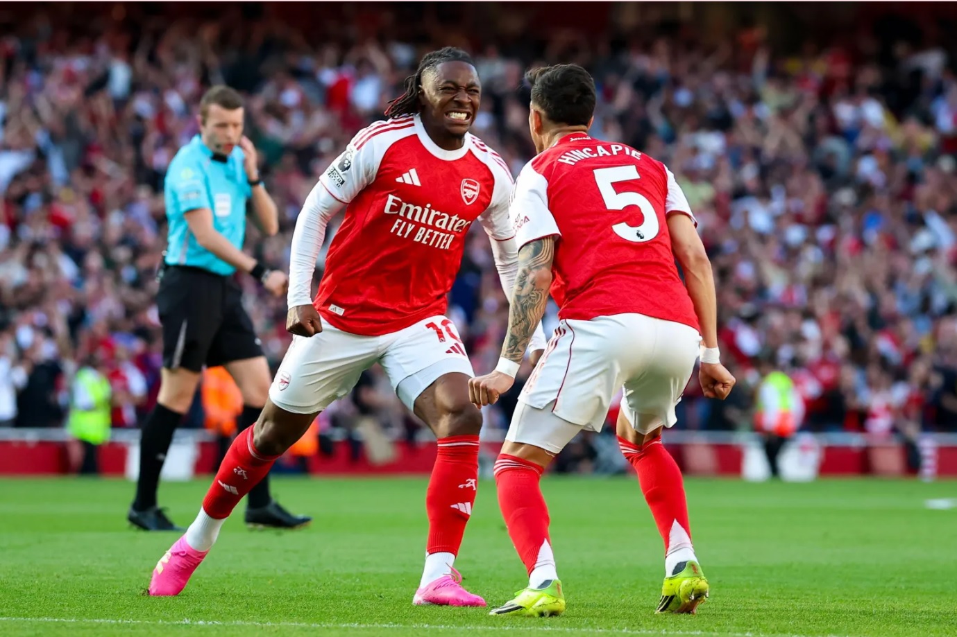 Si&ecirc;u m&aacute;y t&iacute;nh cập nhật dự đo&aacute;n v&ocirc; địch sau chiến thắng căng thẳng của Arsenal