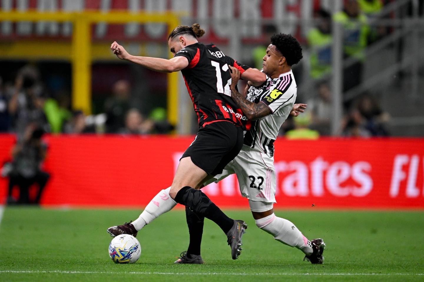 AC Milan và Juventus tự làm khó mình ở cuộc đua giành suất dự Champions League