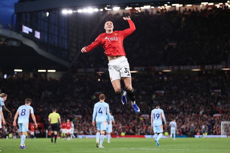 Man Utd chạm một tay vào tấm vé dự Champions League sau trận thắng Brentford