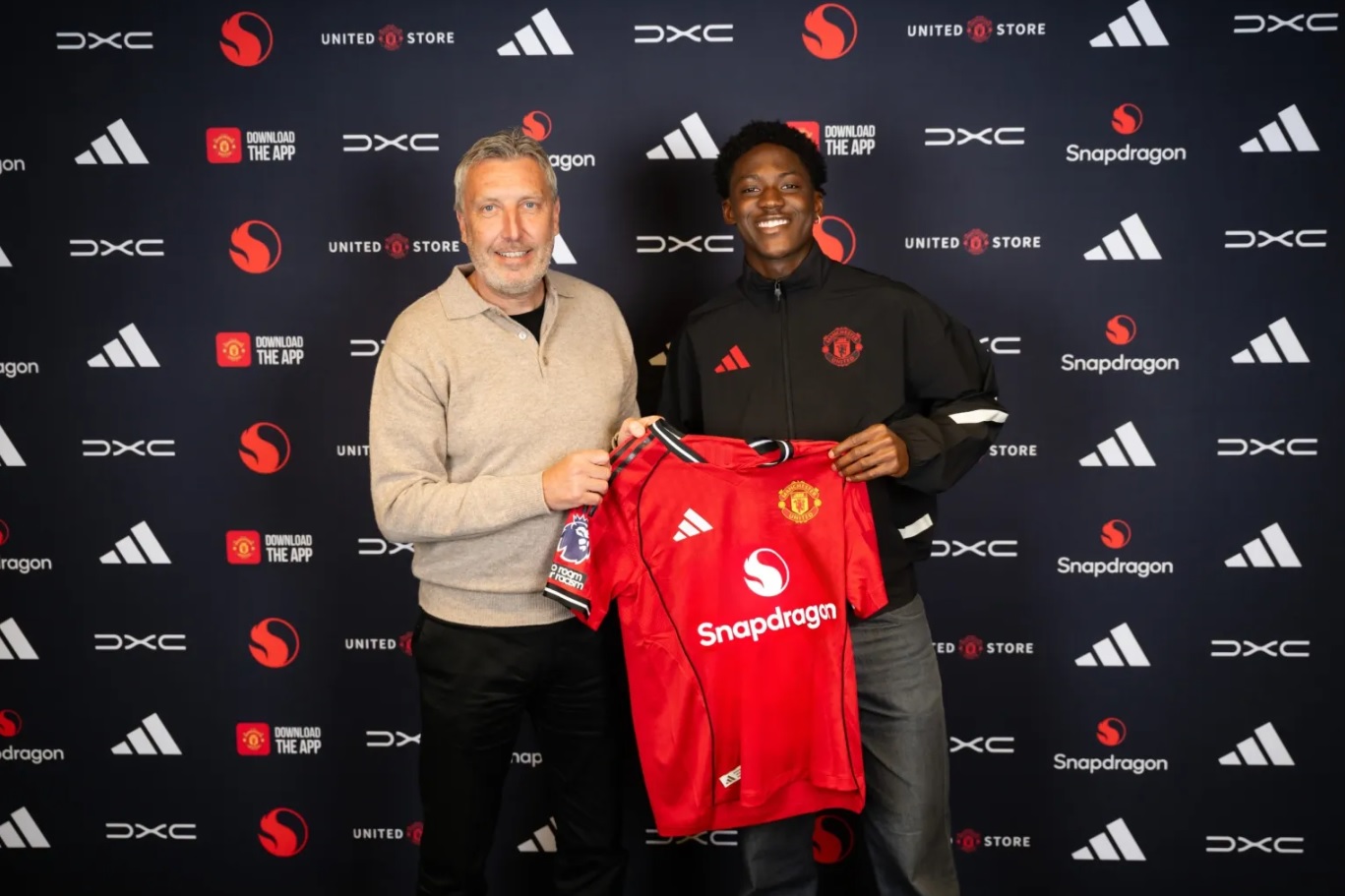Kobbie Mainoo gia hạn hợp đồng với Man Utd, mức lương tăng 500%