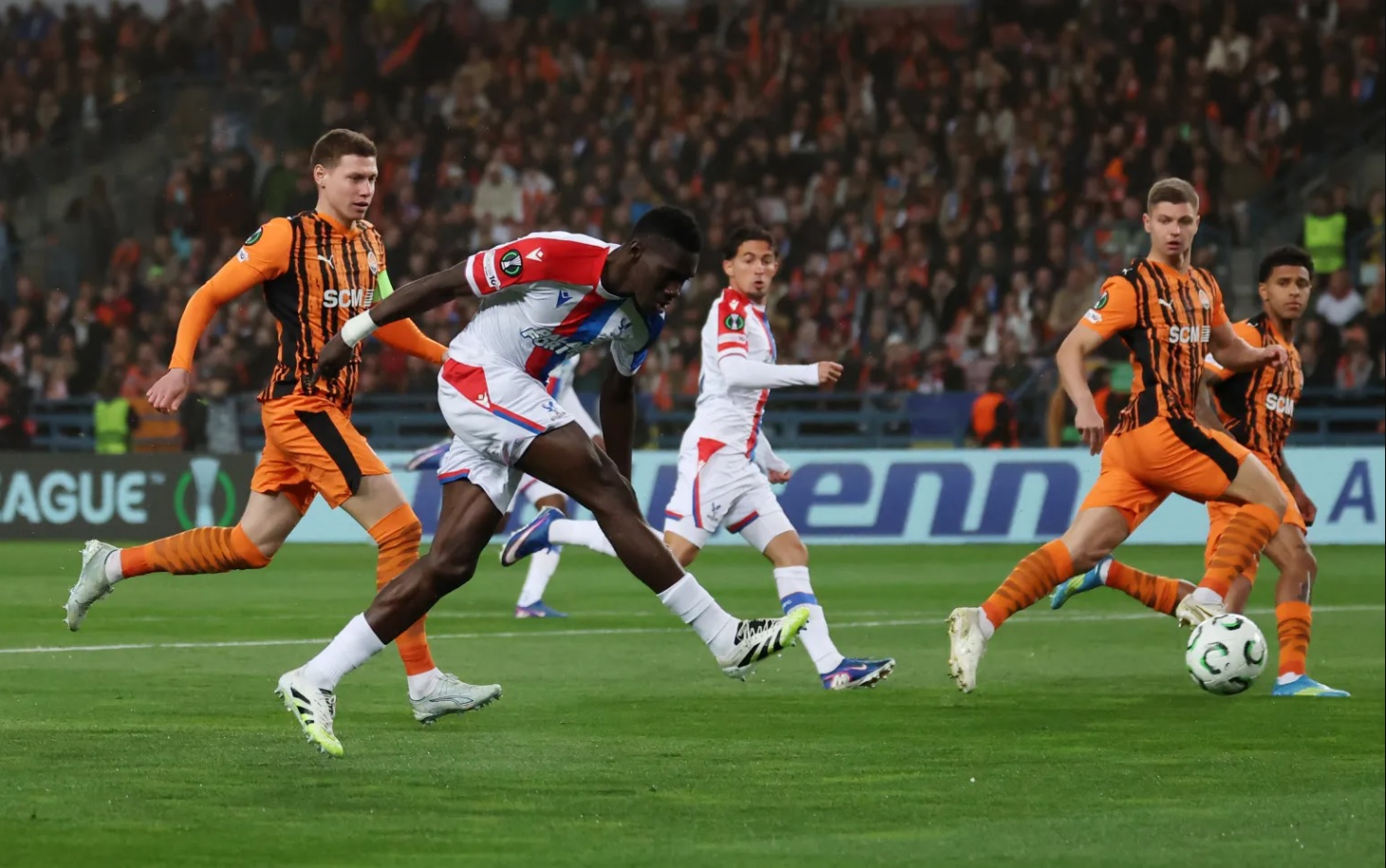 Cầu thủ của Crystal Palace ghi bàn thắng nhanh nhất lịch sử Conference League