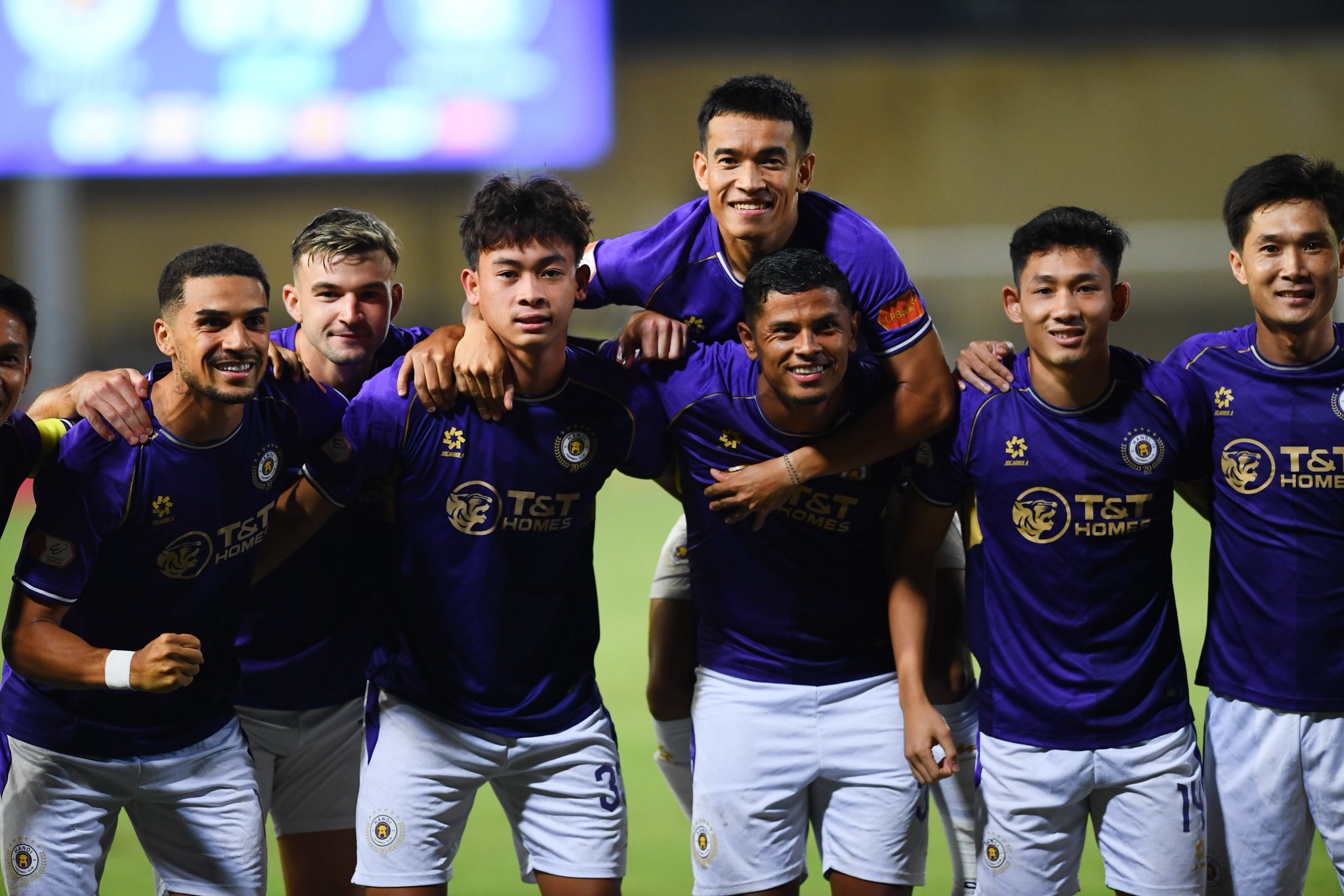 Hà Nội FC thắng nghẹt thở trận hai thẻ đỏ, Đà Nẵng lún sâu khủng hoảng trụ hạng