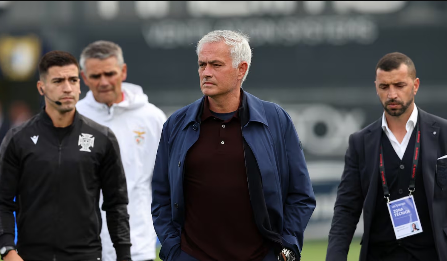 Khoảnh khắc đáng xấu hổ ở Bồ Đào Nha: Benfica trao giải cầu thủ xuất sắc nhất trận... cho trọng tài!