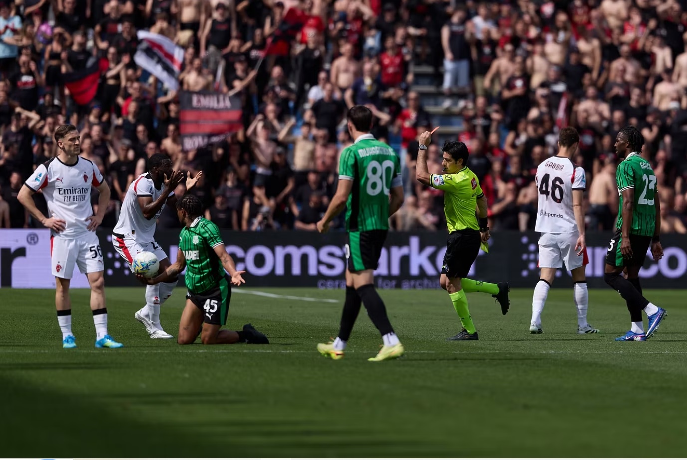AC Milan khủng hoảng: Chỉ giành 7 điểm trong 7 trận gần nhất và số bàn thắng ít bất thường