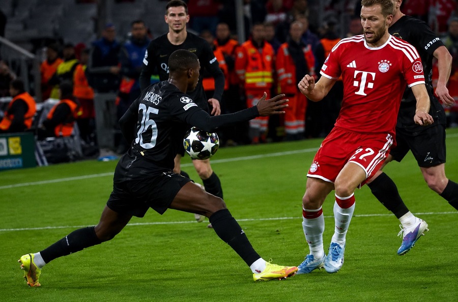 Bayern phẫn nộ với trọng t&agrave;i Pinheiro: hai pha chạm tay bị chỉ tr&iacute;ch