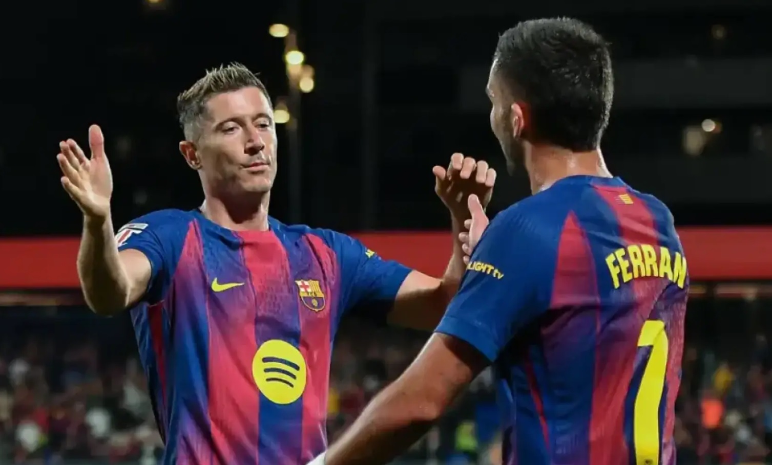 Cuộc chiến giành vị trí số 9 trong trận Siêu kinh điển: Ferran hay Lewandowski?