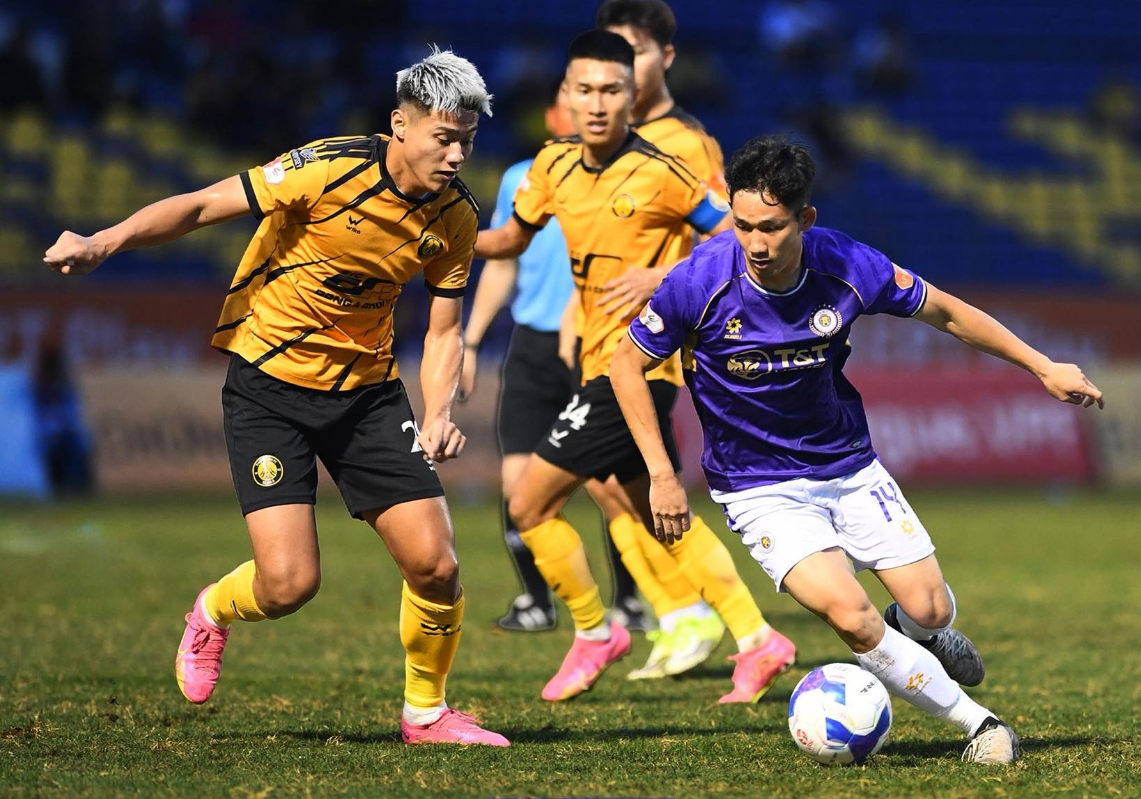 Thanh Hóa quật ngã Hà Nội dù chơi thiếu người, rộng cửa trụ hạng V.League