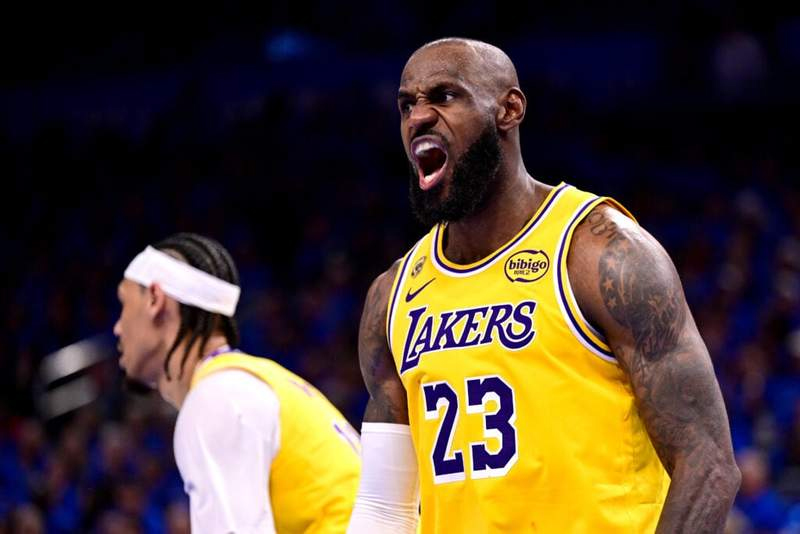Vượt mọi giới hạn, LeBron James trở th&agrave;nh người đầu ti&ecirc;n chơi 300 trận trong lịch sử NBA Playoffs