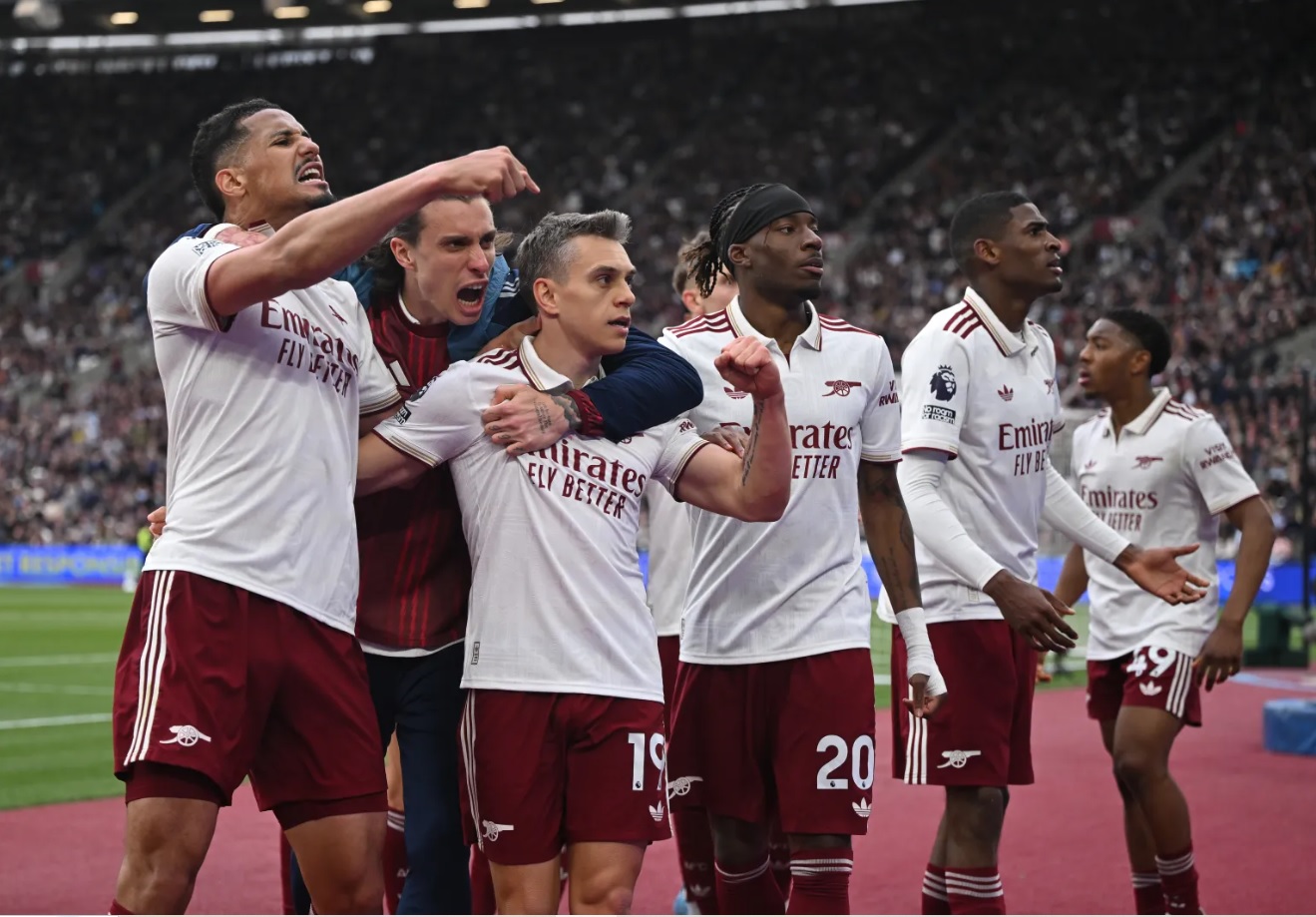 Arsenal chạm tay vào chức vô địch sau khi bài phối hợp "bật nhả xuyên phá" khuất phục West Ham