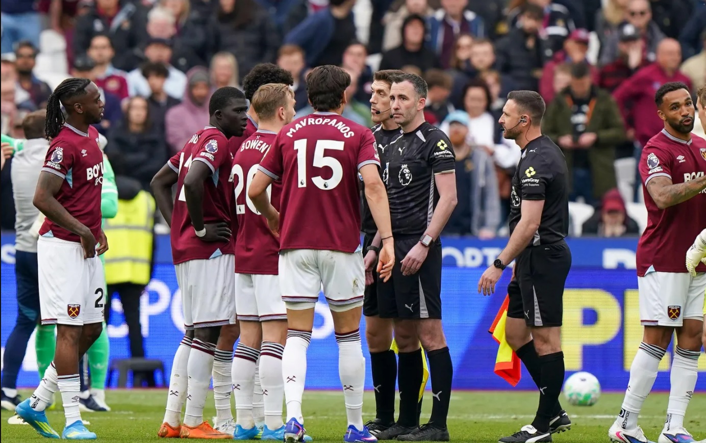 VAR lẽ ra phải cho West Ham hưởng phạt đền trong bàn thắng vào lưới Arsenal bị từ chối