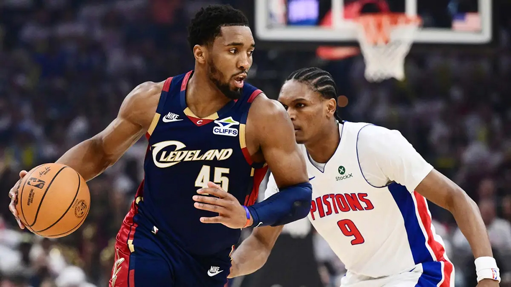 Donovan Mitchell thiết lập kỷ lục ghi điểm lịch sử, sánh ngang LeBron và Kyrie tại NBA Playoffs Donovan Mitchell thiết lập kỷ lục ghi điểm lịch sử, sánh ngang LeBron và Kyrie tại NBA Playoffs