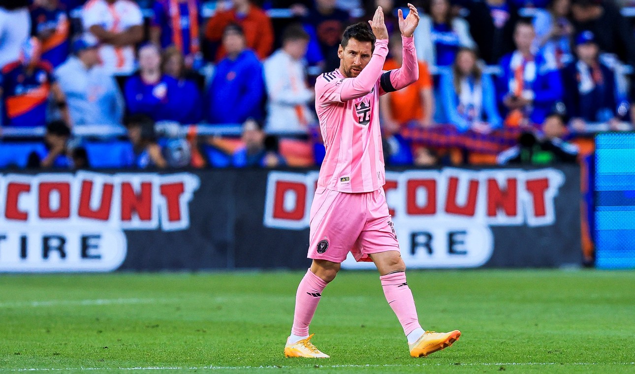 Messi còn kém Cristiano Ronaldo bao nhiêu bàn thắng sau khi lập hat-trick?