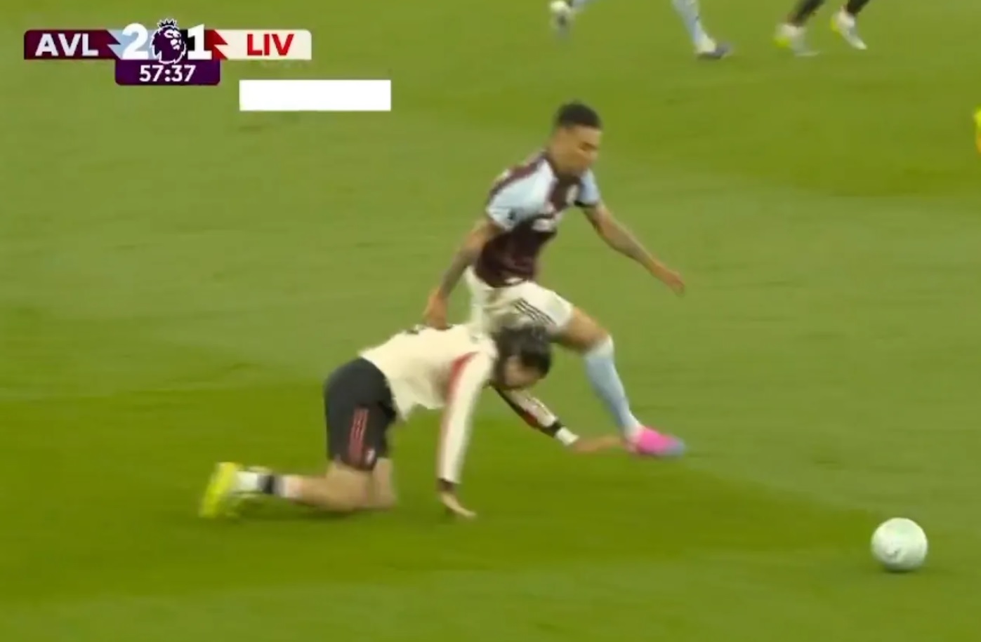 Szoboszlai lặp lại pha trượt chân nổi tiếng của Gerrard trong trận Liverpool thua Villa