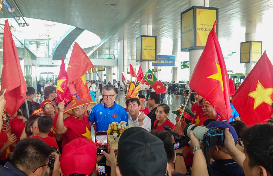 U17 Việt Nam mang niềm tự hào World Cup trở về Hà Nội