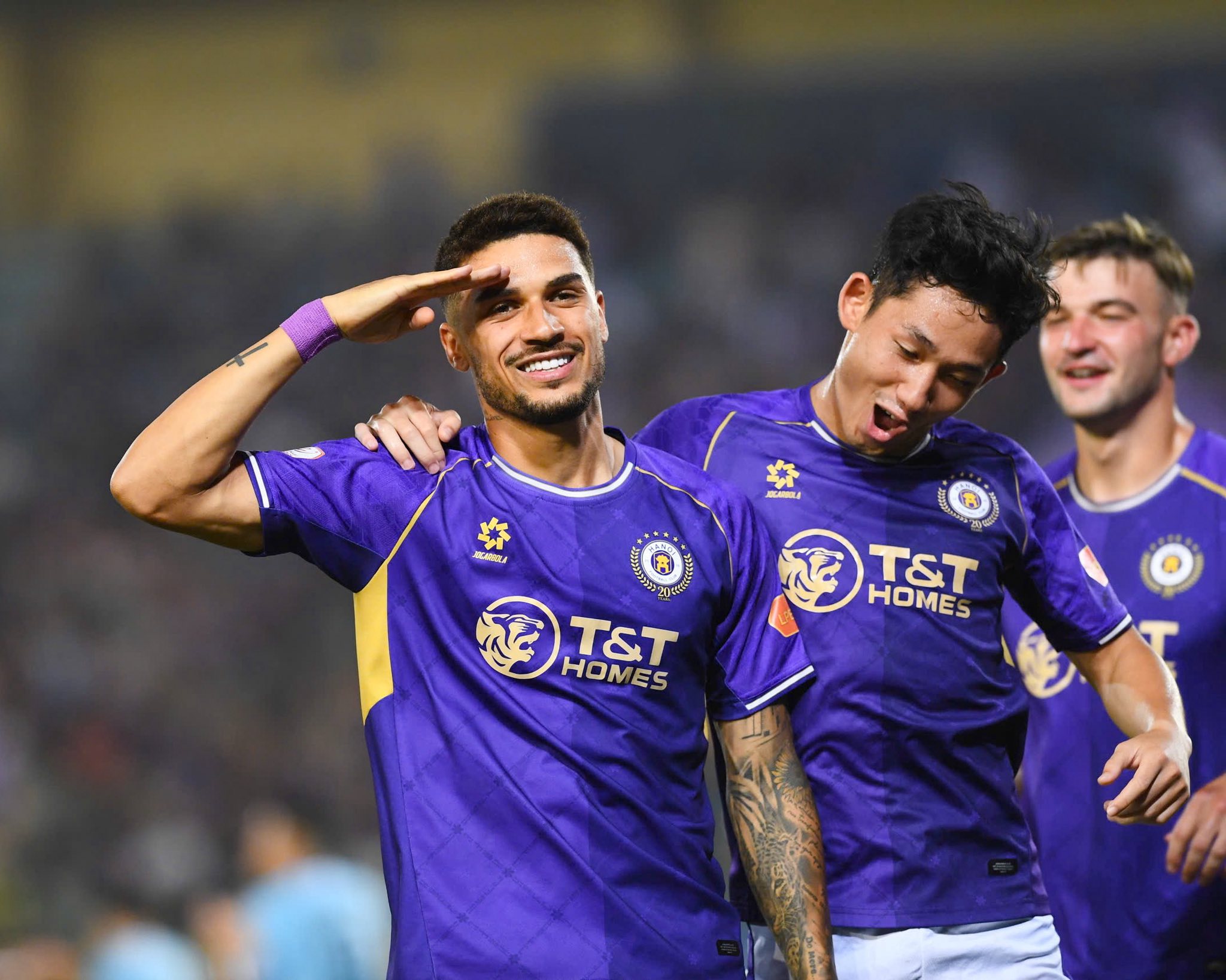 Hoàng Hên rực sáng, Hà Nội FC áp sát nhóm dẫn đầu V.League