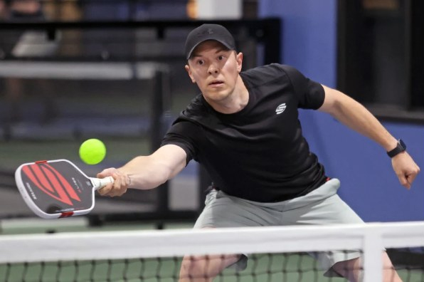 Pickleball và hành trình chữa lành của viên cảnh sát sống sót sau loạt đạn định mệnh
