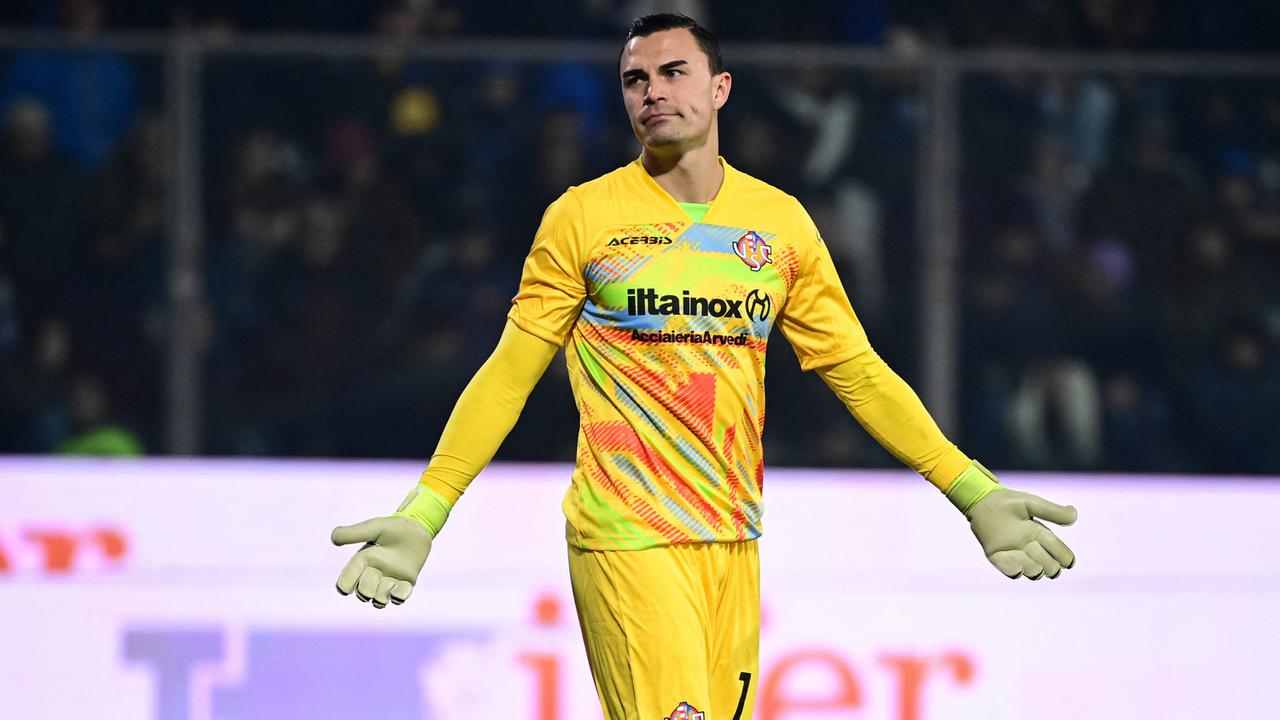 Thủ môn Indonesia vừa xuống hạng Serie B vẫn có cơ hội dự Cúp C1 châu Âu