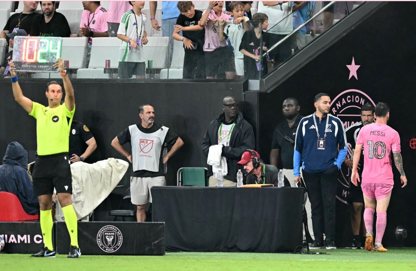 Messi phải rời sân trong trận đấu của Inter Miami là vì chấn thương gì?