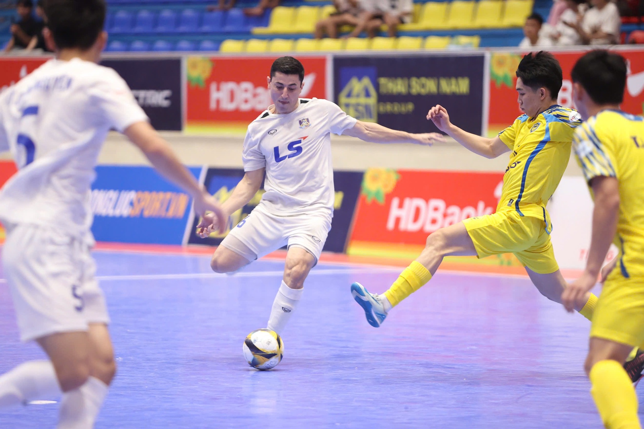 Thái Sơn Bắc thắng lớn Sahako, cuộc đua vô địch futsal thêm nóng