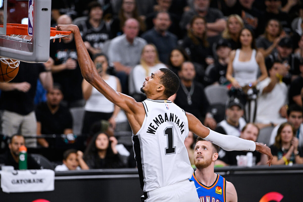 Spurs bóp nghẹt hàng công Thunder, san bằng tỷ số Chung kết miền Tây NBA thành 2-2