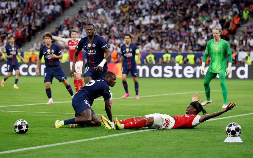 Vì sao Arsenal không được hưởng quả phạt đền trong trận chung kết Champions League?