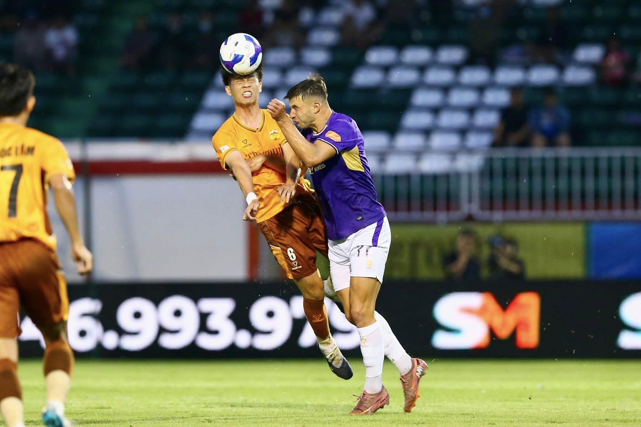 HAGL ngược dòng hạ Hà Nội, chính thức trụ hạng V.League trước một vòng đấu