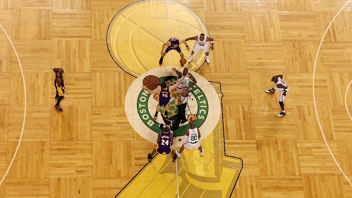 Chiếc cúp huyền thoại tái xuất tô điểm thêm cho series chung kết NBA
