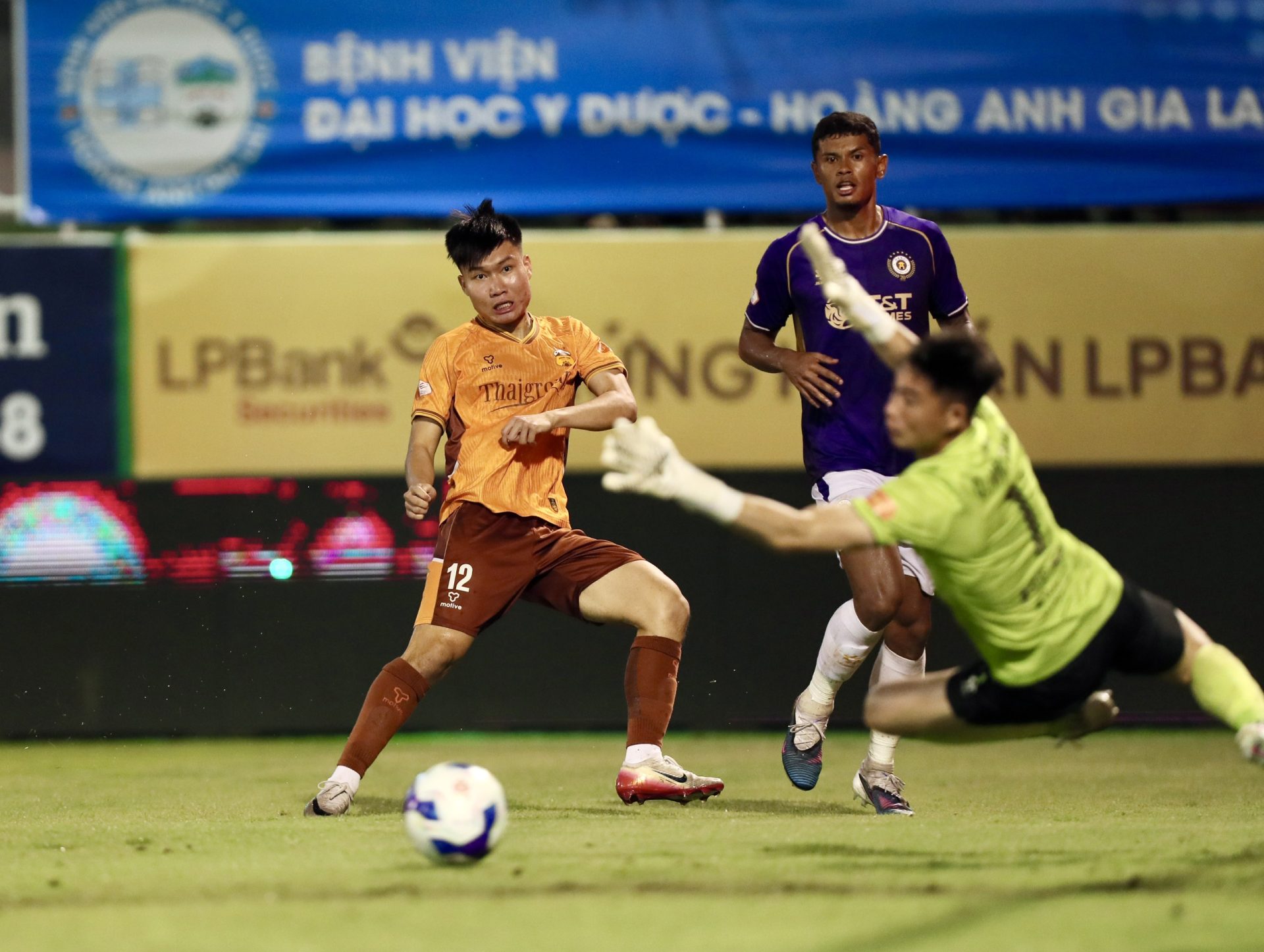 Cuộc chiến trụ hạng V.League: Khi số phận trong tay những "kẻ bên lề"