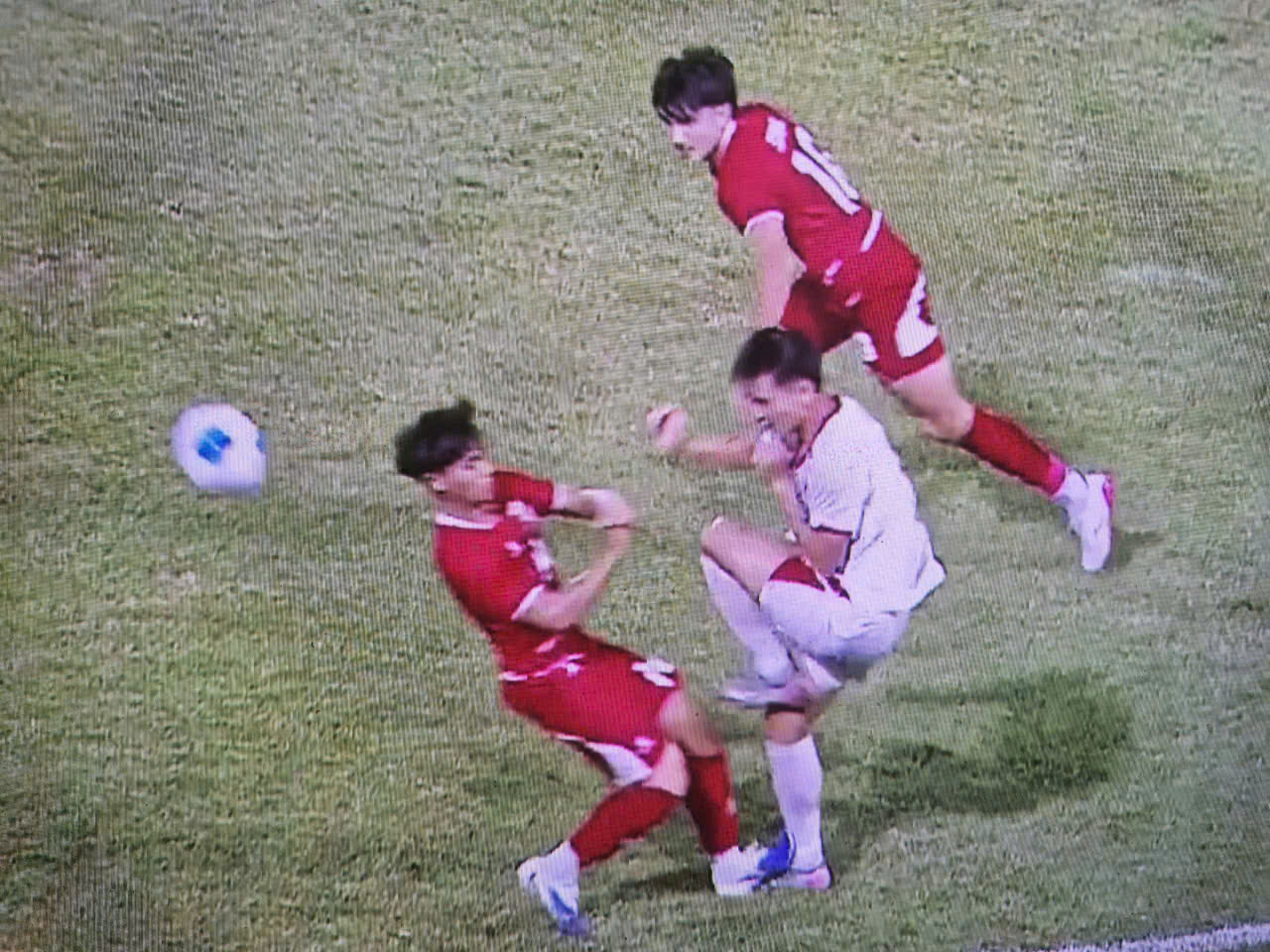 Thua U19 Indonesia vì quả phạt đền gây tranh cãi, U19 Việt Nam mất quyền tự quyết
