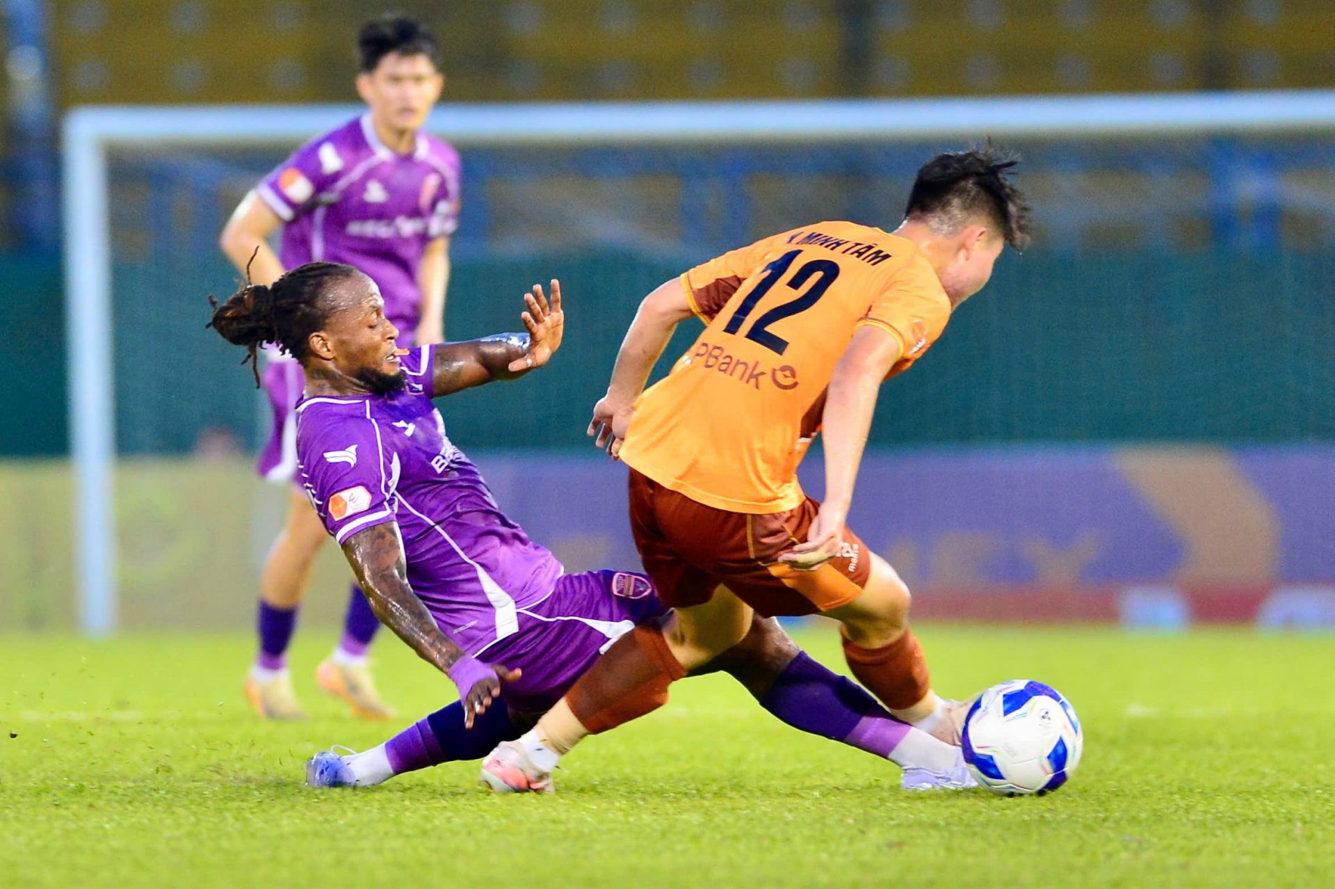 Becamex TPHCM rớt hạng và vòng xoáy thoái trào của các cựu vương V.League