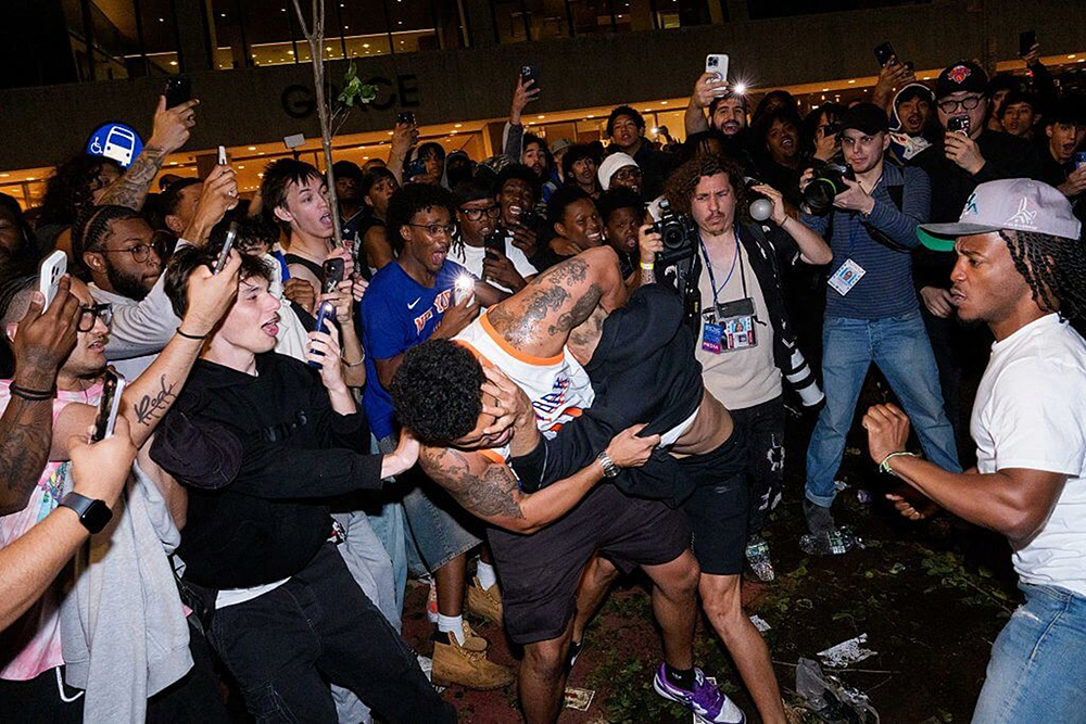 X&ocirc; x&aacute;t sau Game 3 chung kết NBA 2026: Kh&aacute;n giả Knicks v&agrave; Spurs đụng độ, cảnh s&aacute;t can thiệp