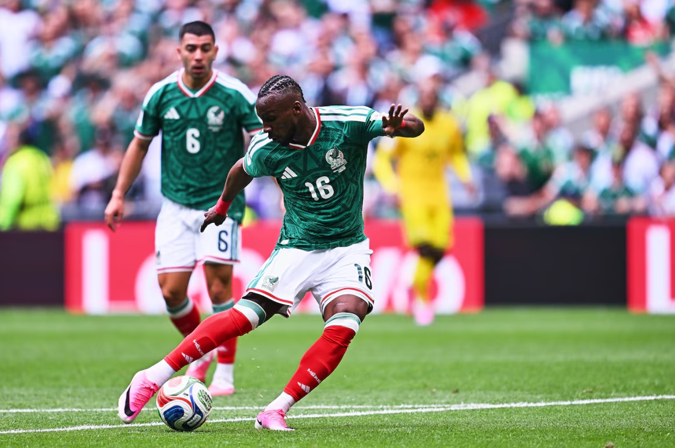 Đáp trả mọi hoài nghi, Quinones ghi dấu ấn trong chiến thắng mở màn của Mexico