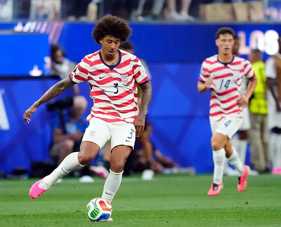 Trung vệ tuyển Mỹ lập kỷ lục chuyền bóng chưa từng thấy ở World Cup