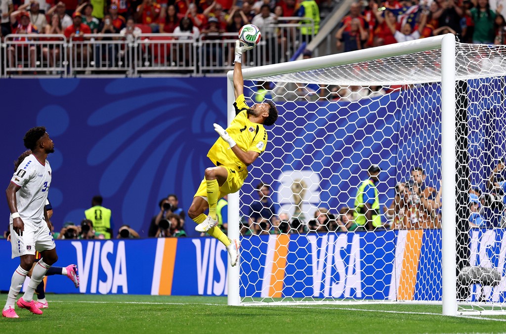 Vozinha, thủ môn trị giá 50.000 euro, khiến Tây Ban Nha đau khổ ở World Cup